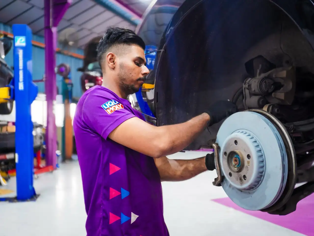 Mechanical inspection of vehicle brakes